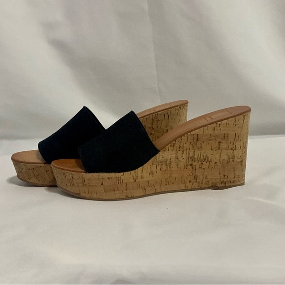 Dolce Vita Shoes - Dolce Vita Birdie Wedge Black and Tan Open Toe Sandals with a Cork Heel Size 9